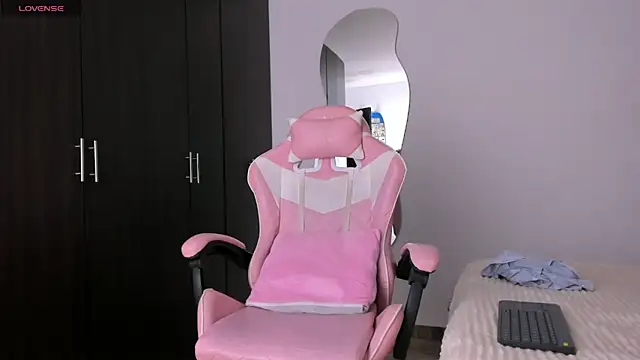 kendal hot01 online show from March 27, 7:15 pm