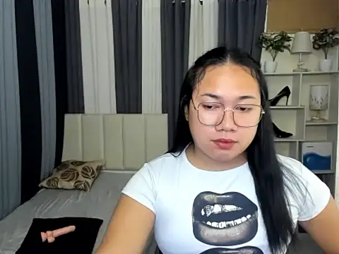 TsUncutKaren online show from February 26, 6:13 pm