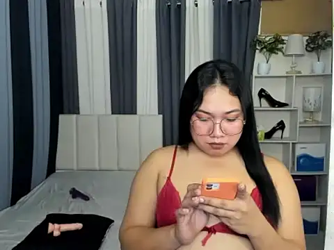 TsUncutKaren online show from March 9, 6:17 am