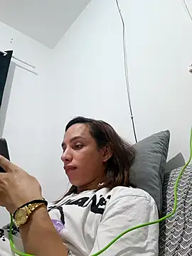 ofjuliaa online show from March 29, 4:02 am