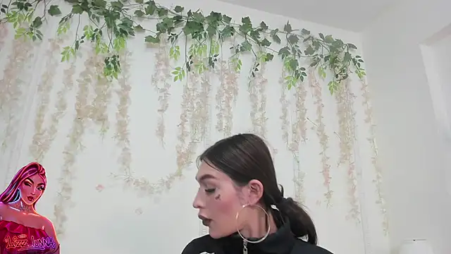 lizz lunna online show from April 18, 12:12 am