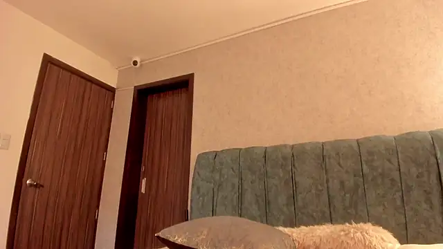 Aleera Walton online show from April 9, 9:32 pm