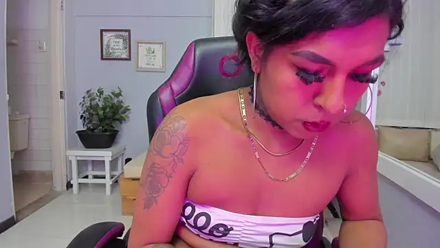 Nahomy Collins  online show from June 3, 8:01 pm