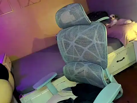 HOTnWILDalice online show from December 18, 3:12 am