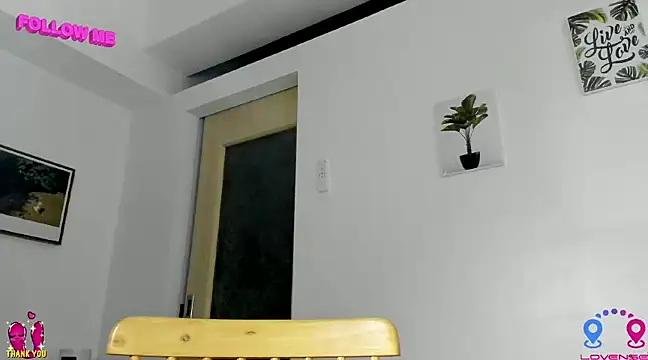 Snapshot of hottycrishina chatting on December 16, 10:18 am hottycrishina online show from December 16, 10:18 am