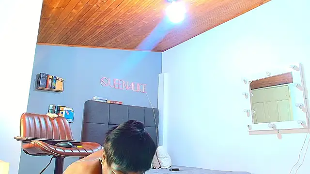 queenaliice online show from February 18, 11:40 am