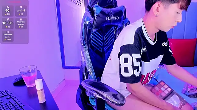 Chris boy  online show from April 15, 7:35 am