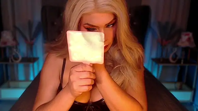 QUEEN GIAMOORE69 online show from April 17, 9:27 pm