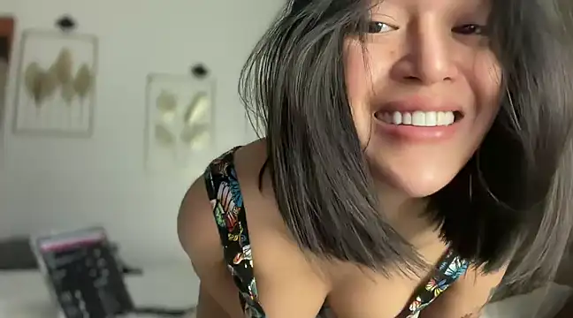 IvyOlivia online show from December 5, 3:55 pm