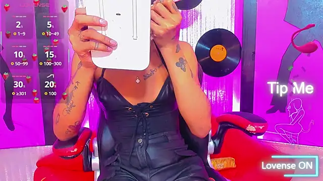 nickyminach  online show from March 15, 9:51 pm