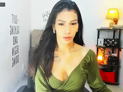 Trixie Mattel21 online show from April 12, 11:41 pm