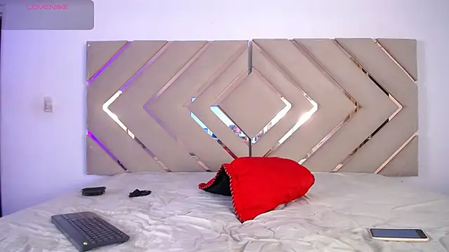 Snapshot of Raven_foxter1 chatting on December 23, 11:06 pm Raven foxter1 online show from December 23, 11:06 pm